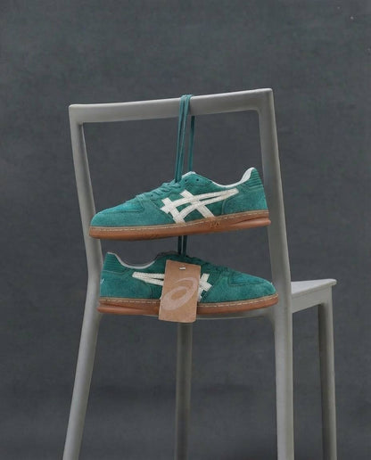 Asics hay verde oscura