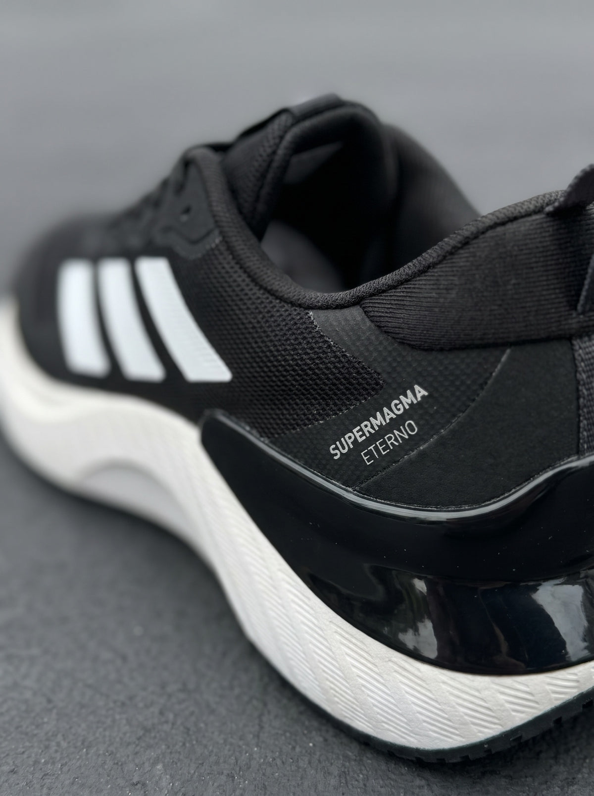 Adidas Supermagma Eterno Negra Blanca