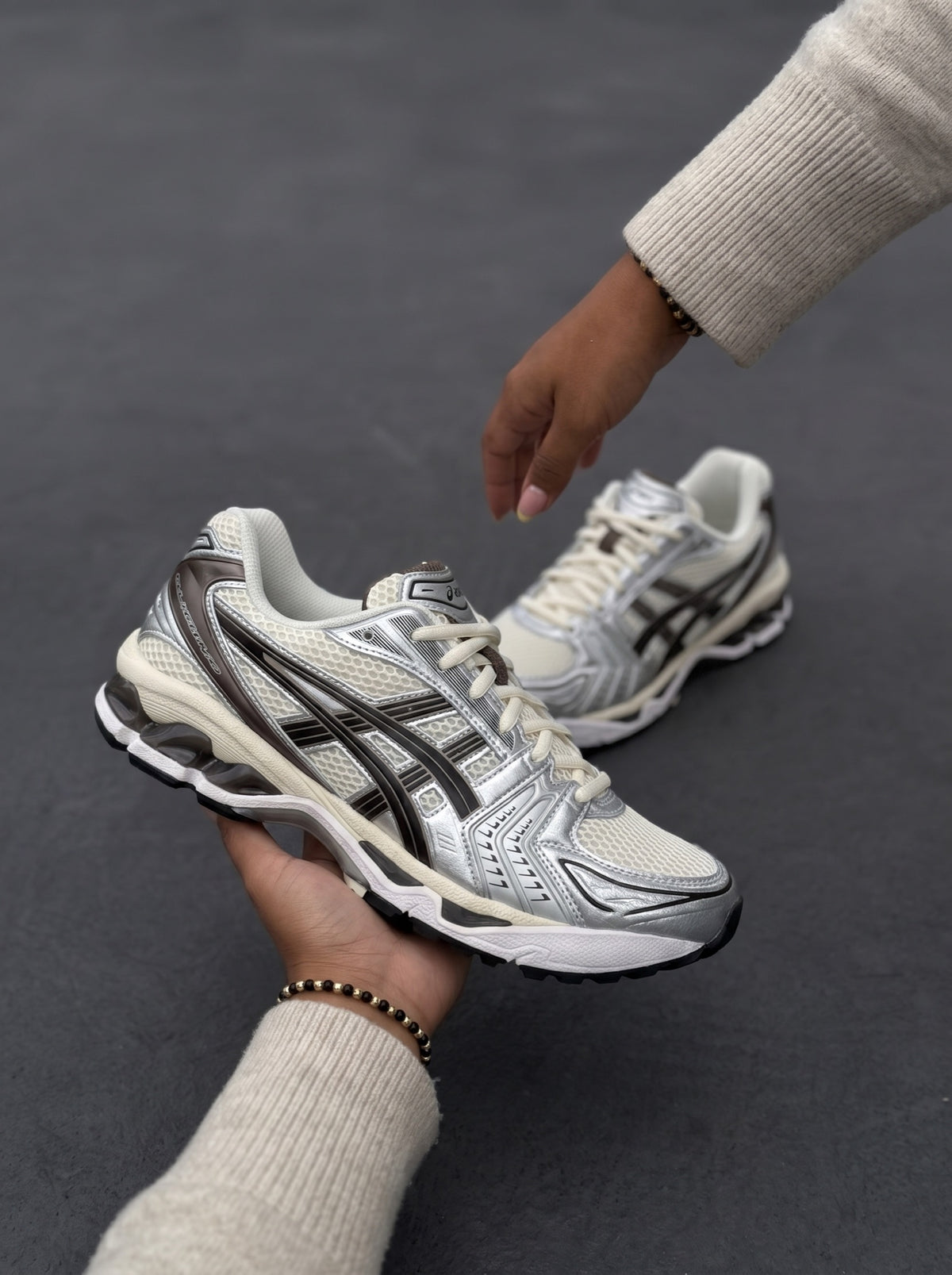 Asics Gel Kayano 14 Crema Plata Negra
