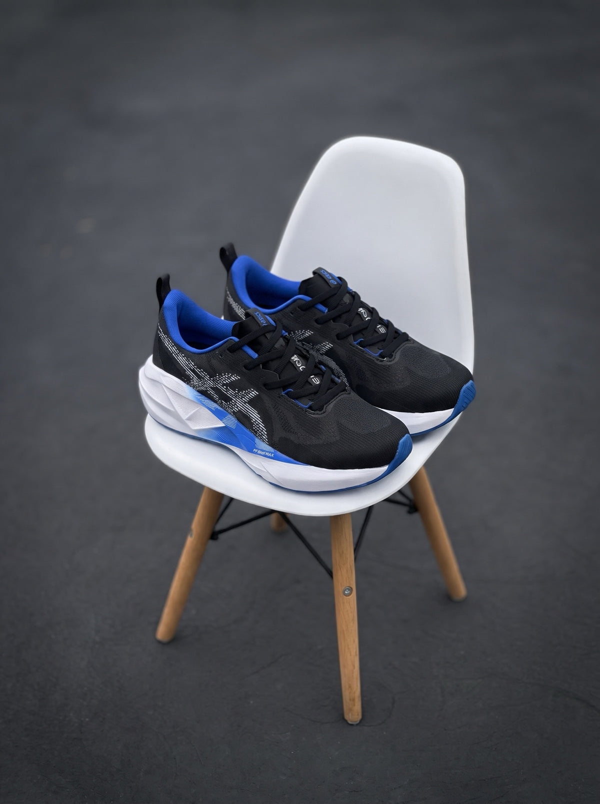 Asics Novablast 5 Negra Azul
