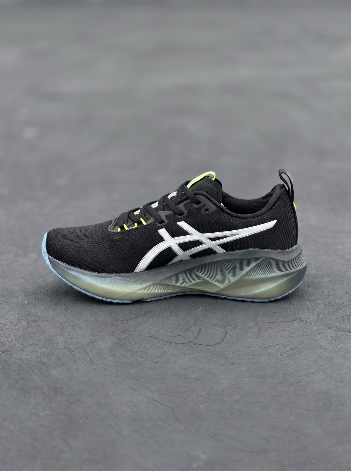 Asics Novablast 5 Negra Blanca