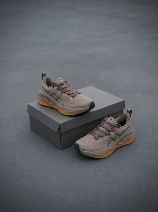 Asics Novablast 5 Taupe Naranja