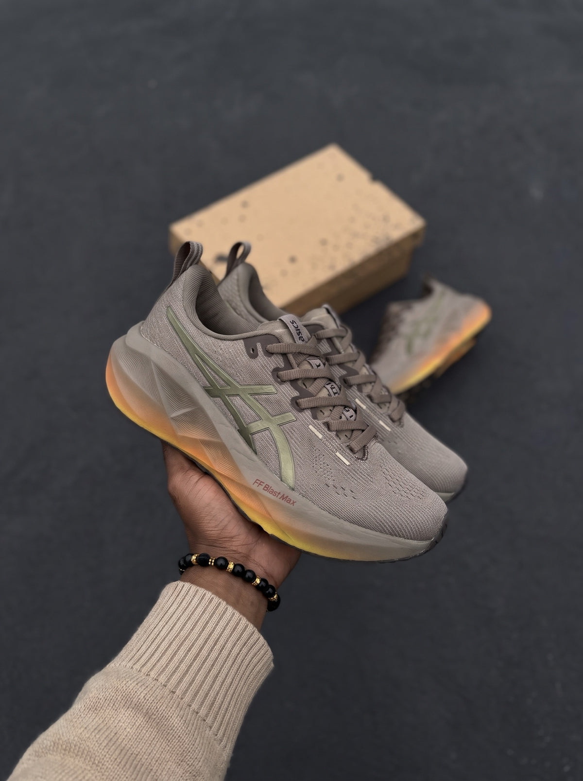 Asics Novablast 5 Taupe Naranja