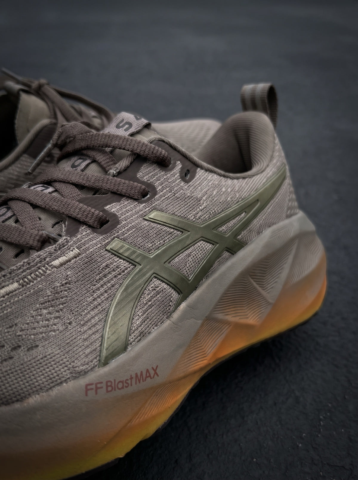 Asics Novablast 5 Taupe Naranja