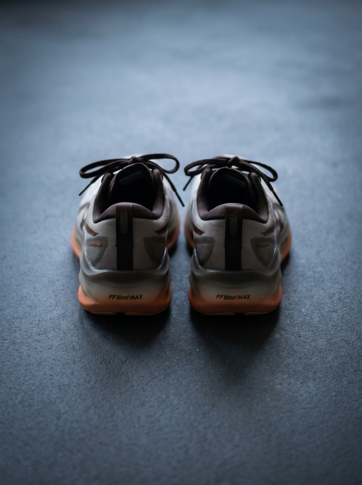 Asics Novablast 5 Taupe Naranja
