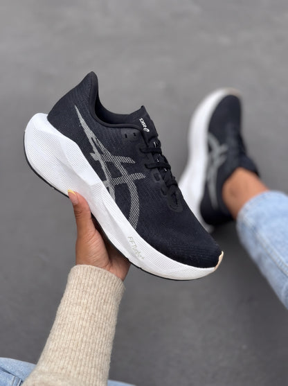Asics Novablast 6 Negra Blanca