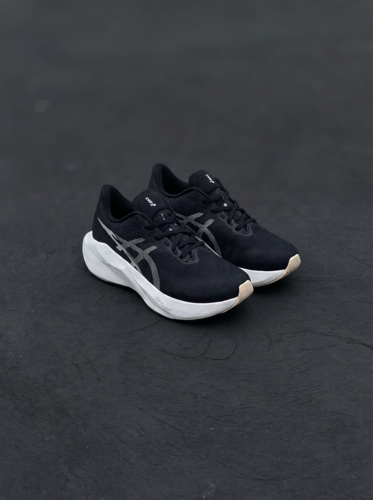 Asics Novablast 6 Negra Blanca