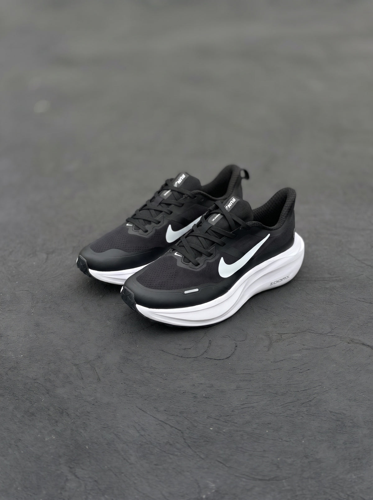 Nike Vomero 18 Negra Blanca