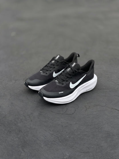 Nike Vomero 18 Negra Blanca