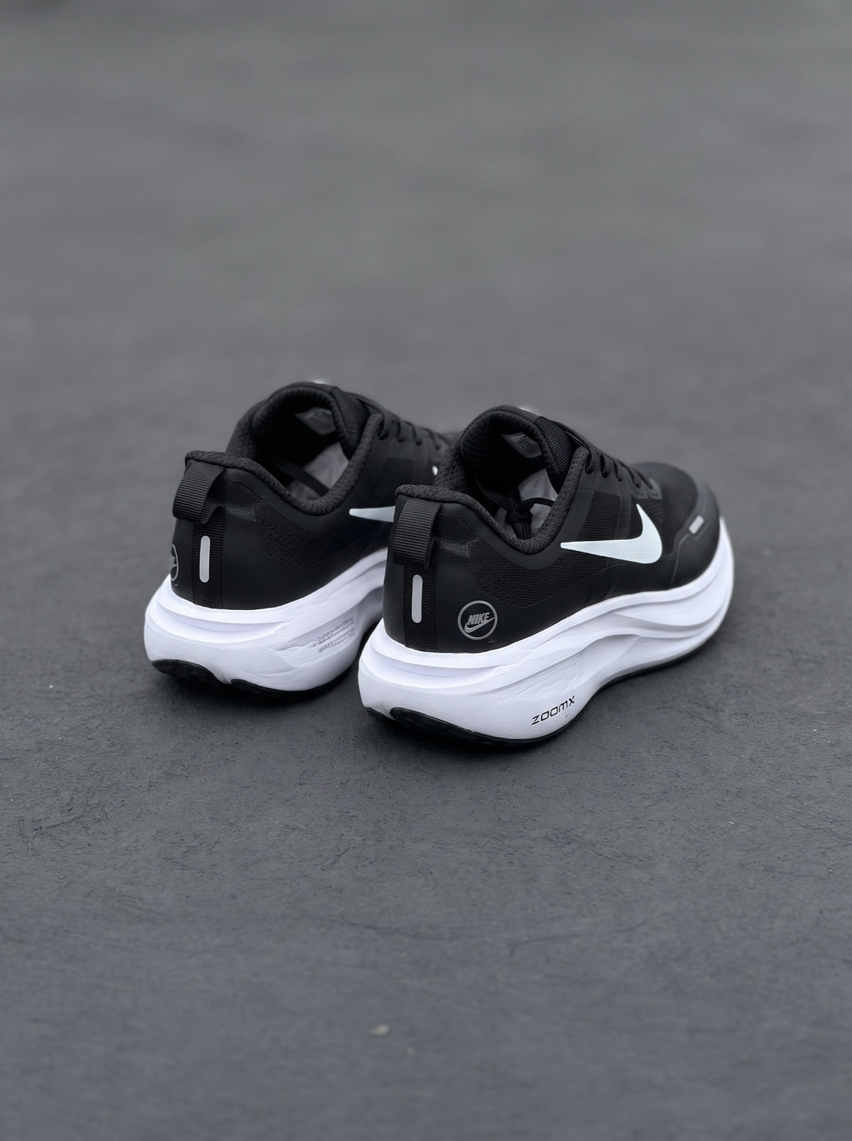 Nike Vomero 18 Negra Blanca