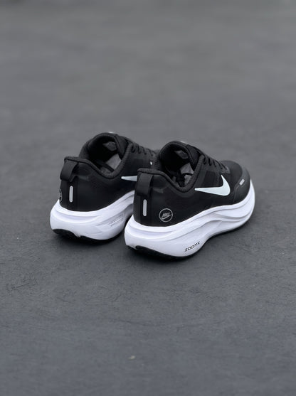 Nike Vomero 18 Negra Blanca