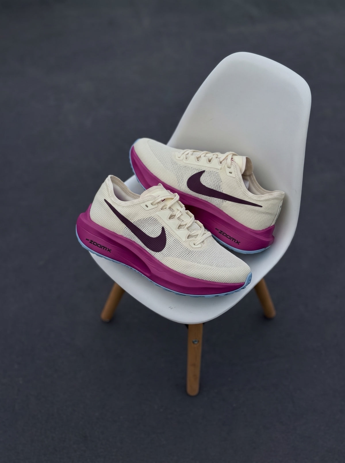 Nike Vomero Plus Crema Fucsia