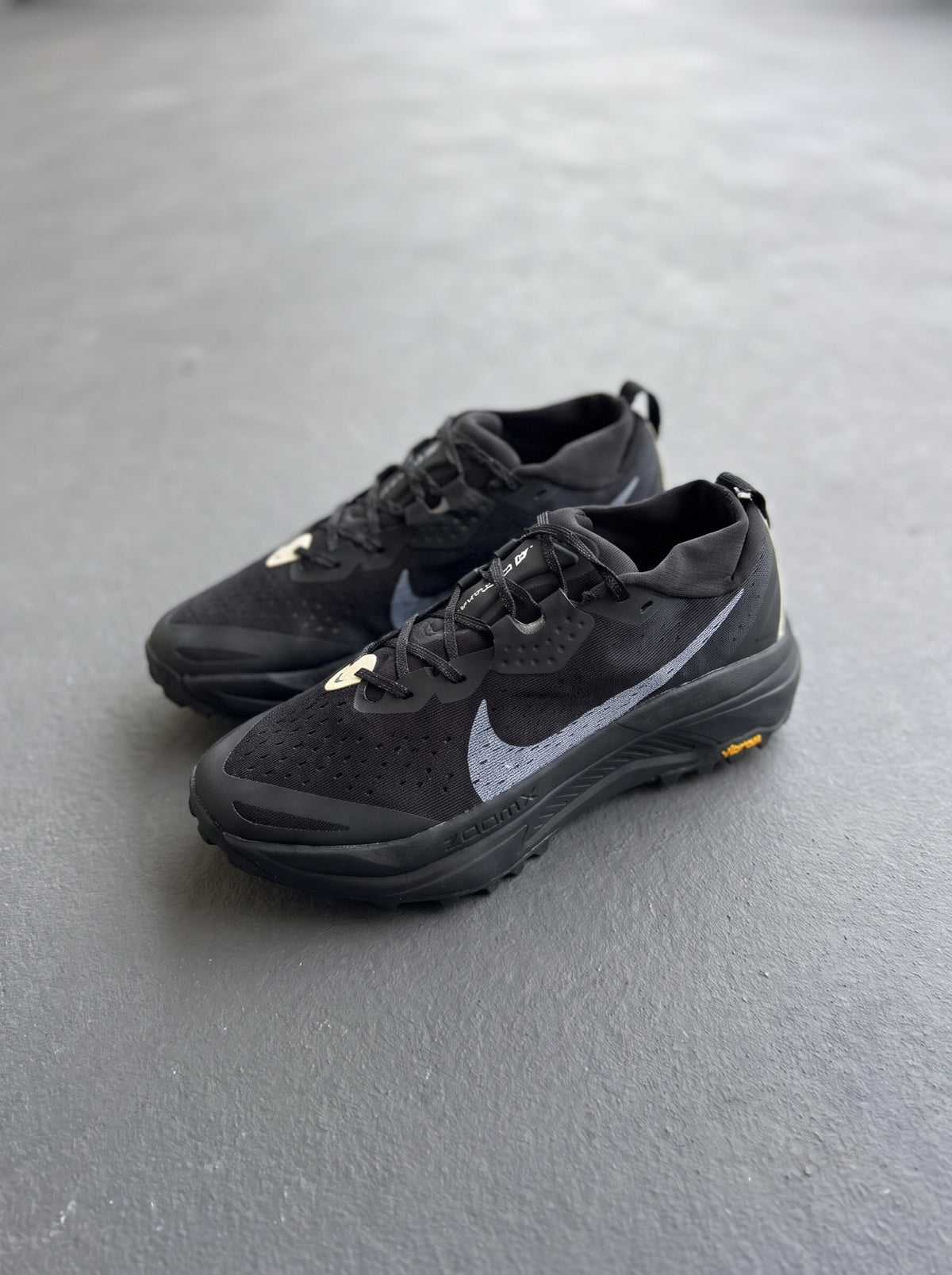 Nike ZoomX Zegama Trail 2 Negra Gris