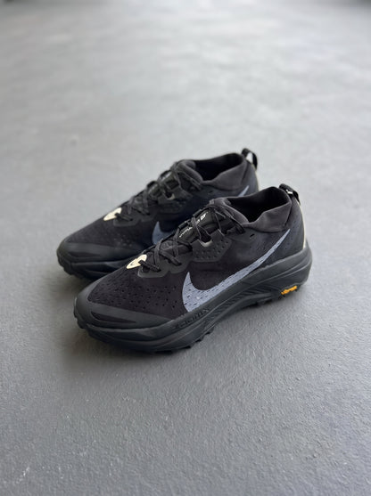 Nike ZoomX Zegama Trail 2 Negra Gris