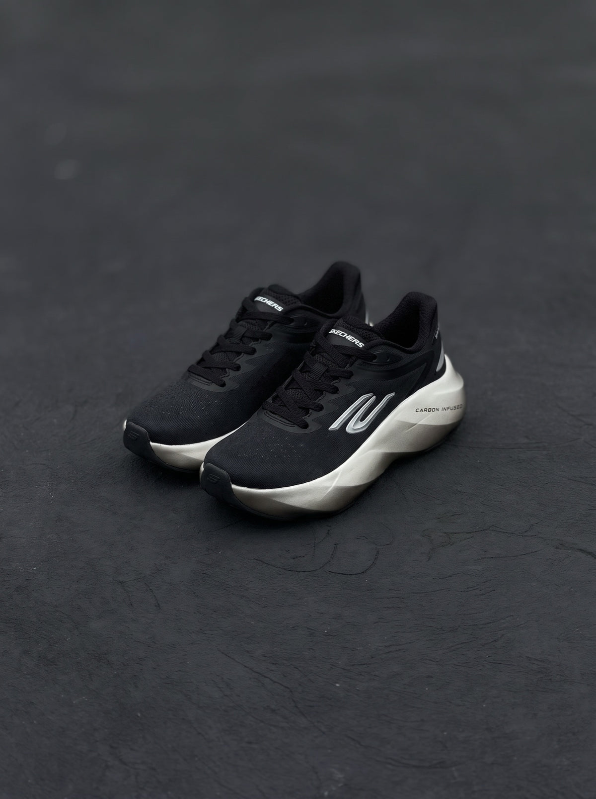 Skechers Aero Burst Negra Blanca