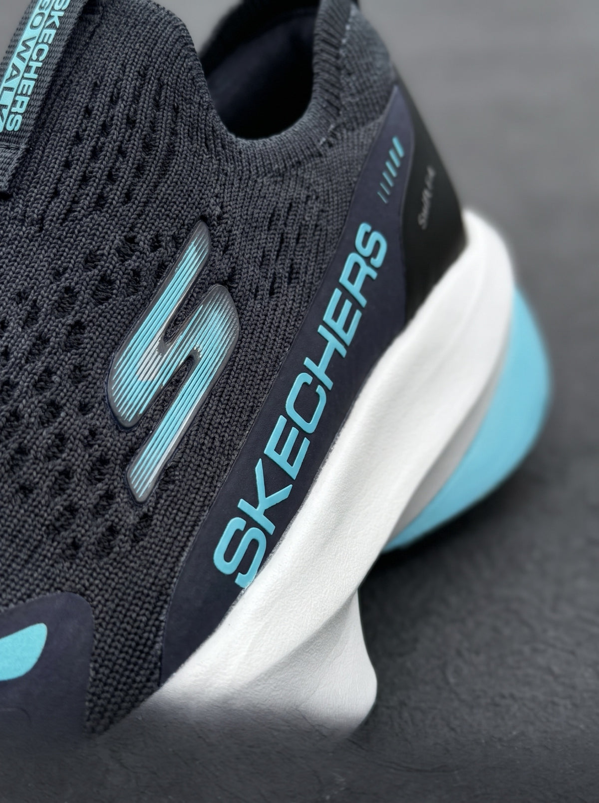 Skechers Go Walk Slip-On Negra Celeste