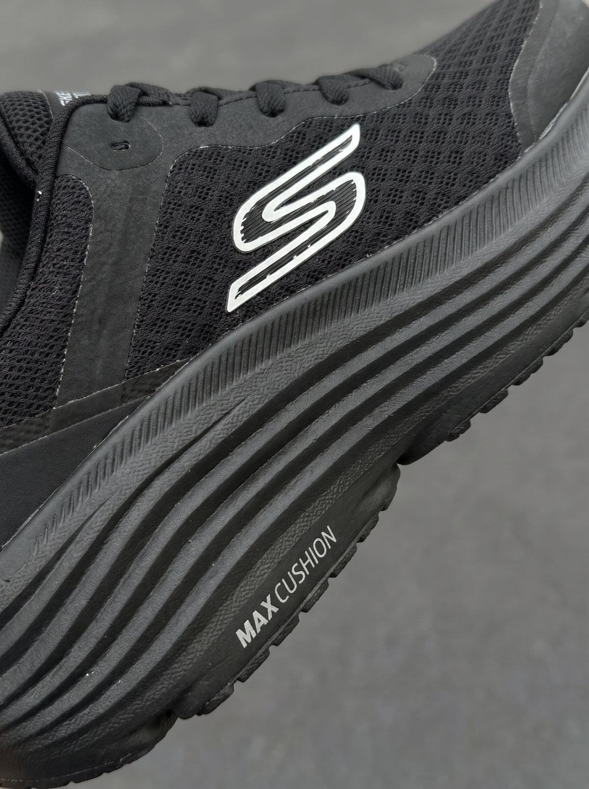 Skechers Max Cushion Negra