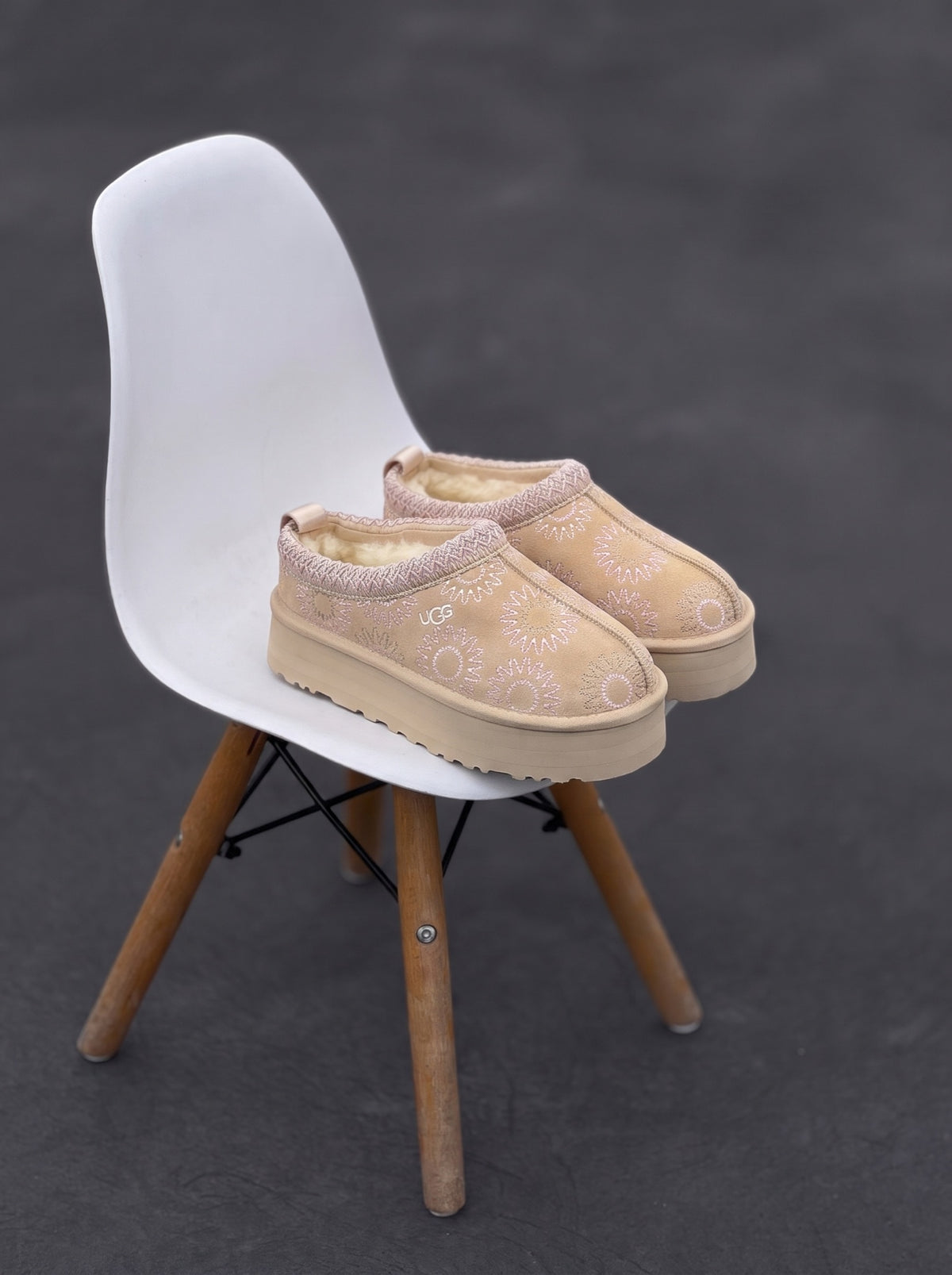 UGG Tazz Beige Bordado
