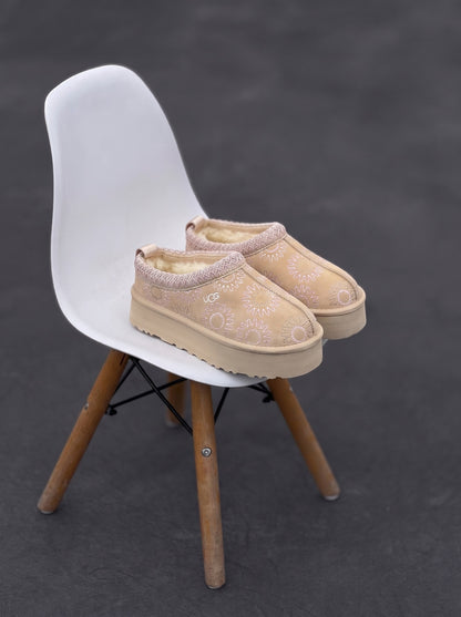 UGG Tazz Beige Bordado