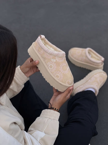 UGG Tazz Beige Bordado