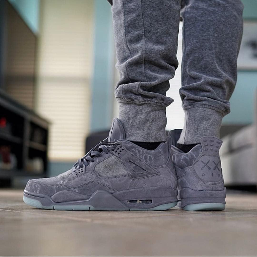 Nike Air Jordan 4 x KAWS Gris foto 1