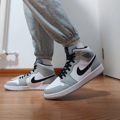 Nike Air Jordan 1 Mid Light Smoke Grey foto 1