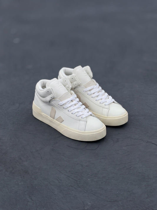 Veja en bota blanca